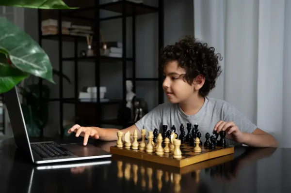 Niño aprendiendo ajedrez con ordenador