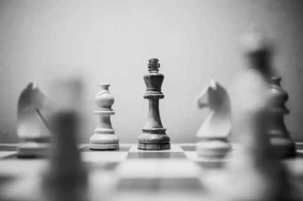 rey, caballos y piezas de ajedrez sobre tablero